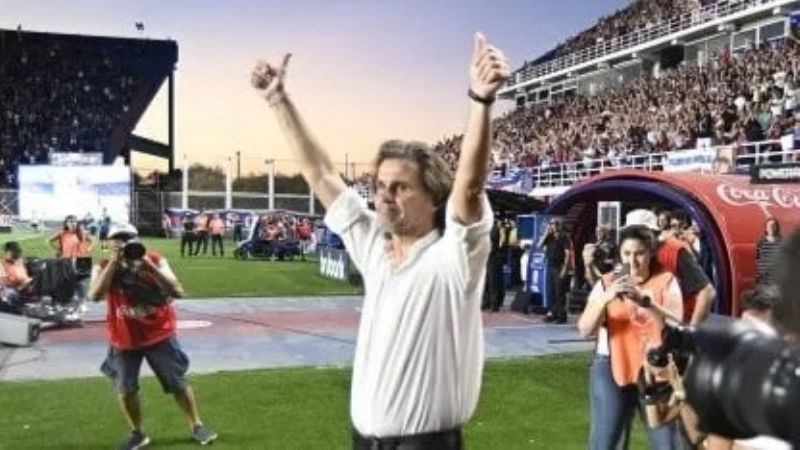 Ovación a Insúa, que rechazó homenaje de la dirigencia