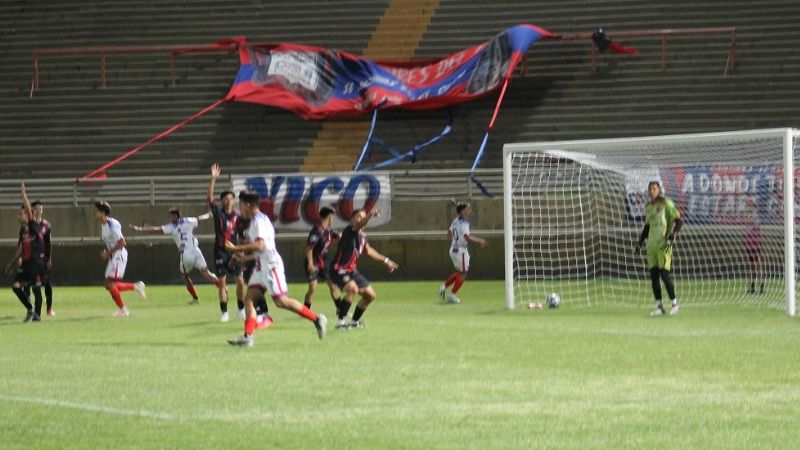 San Lorenzo venció a “La Villa” y lidera junto al “Defe”