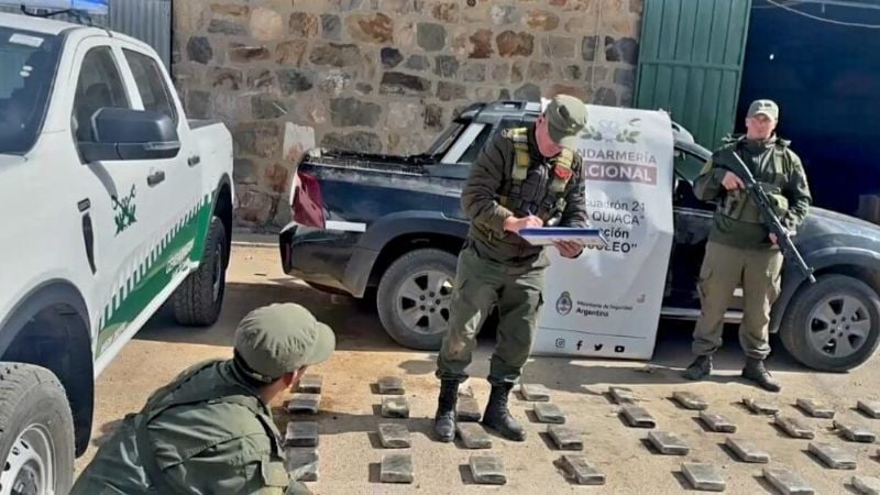 Llevaban 84 ladrillos de cocaína ocultos en la camioneta