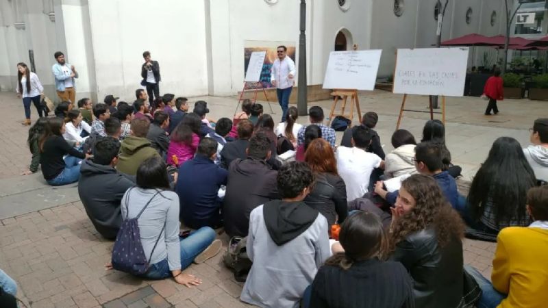 Mas de cien clases públicas en Plaza de Mayo por aumento de salario y presupuesto universitario