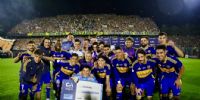 EL BOCA FINALISTA, con Brey como figura, sosteniendo el 
