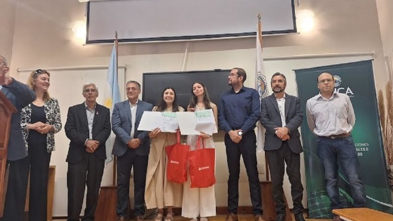 Entregas de Becas Santander para estimular a estudiantes de la UNCA