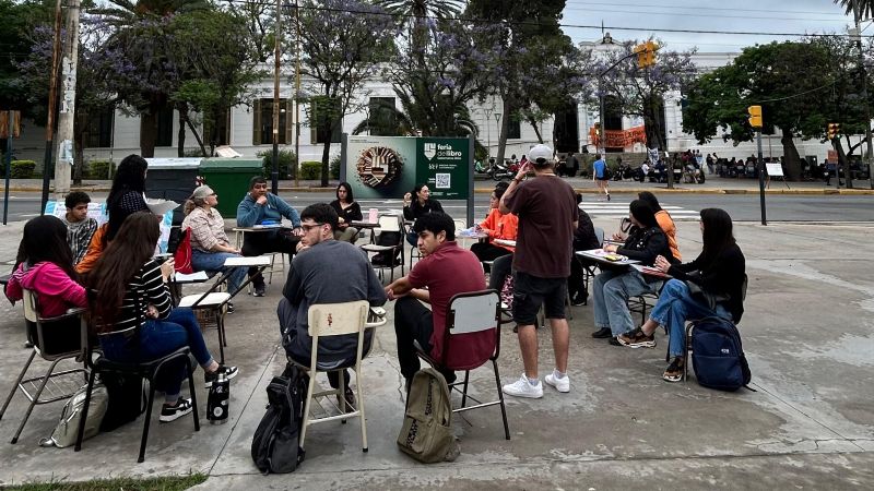 Unca: estudiantes y docentes toman clases en la plaza