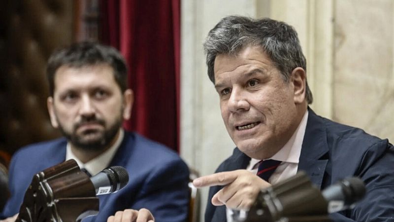 “Democracia para siempre”, con la UCR “partida”