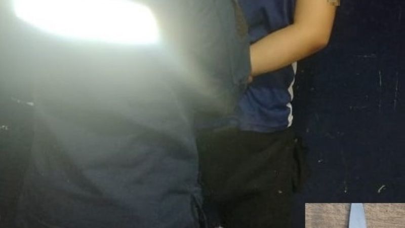 Policías aprehenden a un sujeto y secuestran un arma blanca