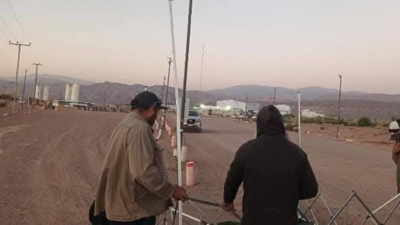 Trabajadores cortan el ingreso a una minera