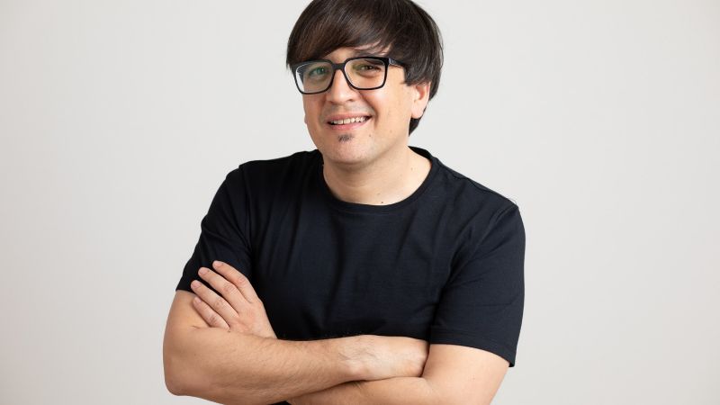 El filósofo Tomás Balmaceda llega a la Feria del Libro con una invitación a “Volver a pensar”