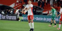 Huracán logró una valiosa victoria ante Sarmiento y quedó a tiro de la cima.