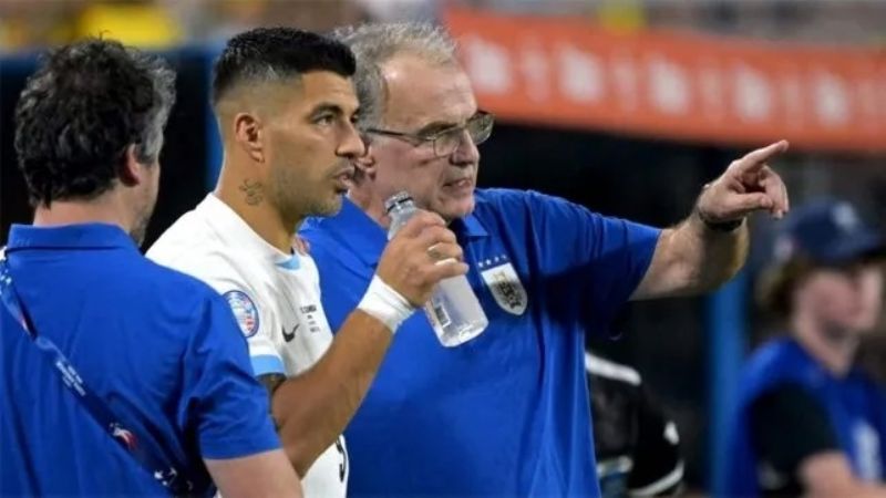 Mal momento de Bielsa; Suárez lo destrozó