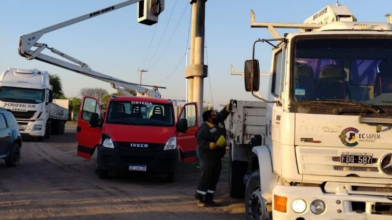 Un camión derribó postes del alumbrado público y se fugó