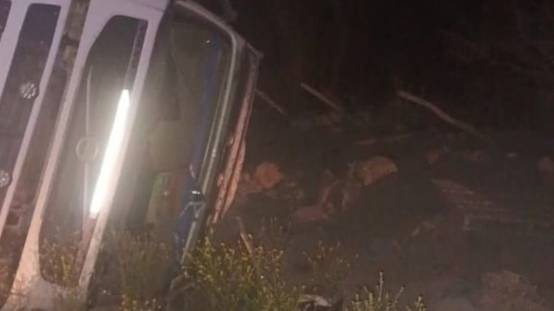 Santa Rosa: Volcó un camión que transportaba cemento