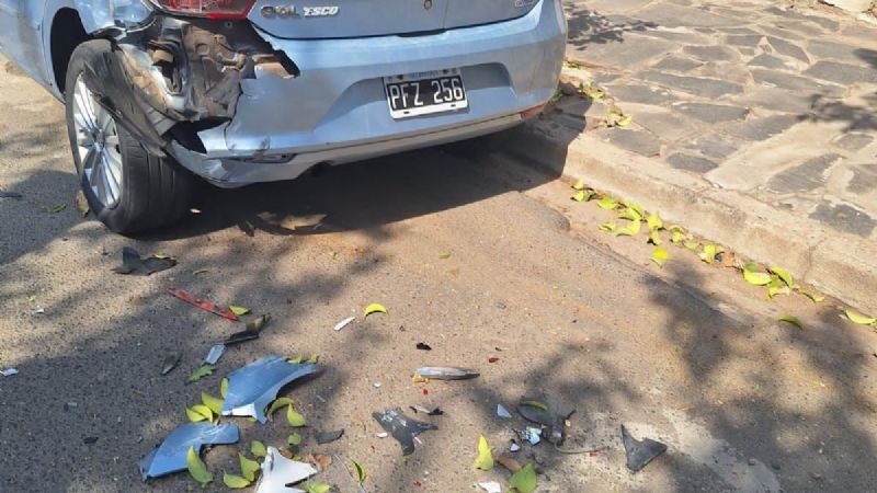 Le chocaron el auto, se fugaron pero le dejaron el número de telefono
