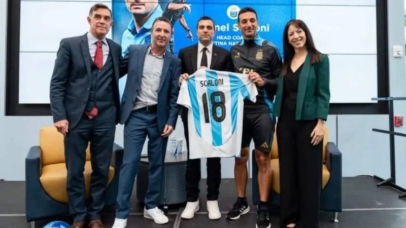 Scaloni en una “clase” de “alta escuela”