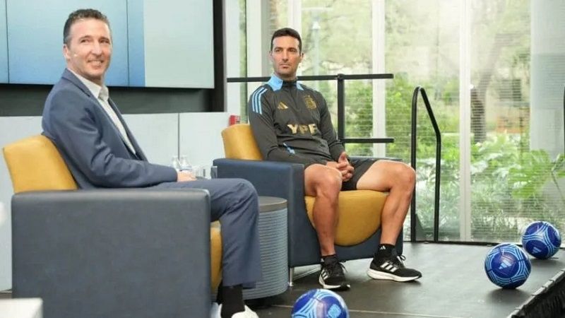 Scaloni en una “clase” de “alta escuela”