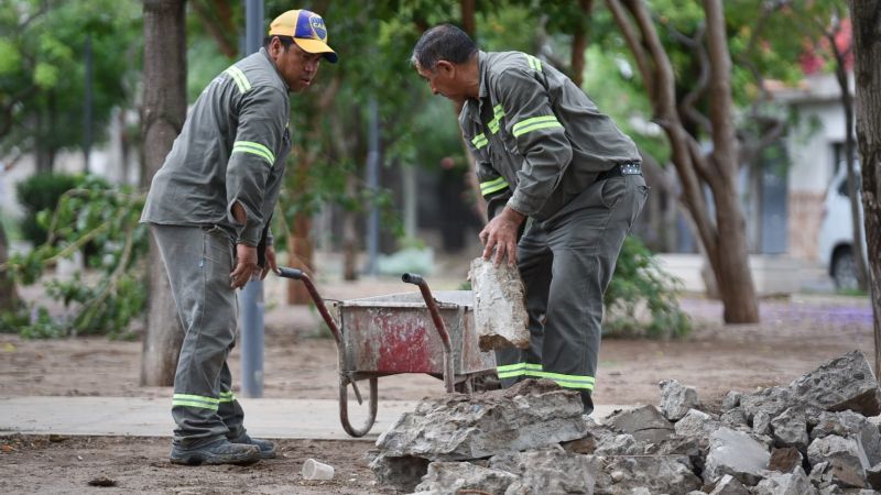 Gustavo supervisó avances en la plaza del barrio Eva Perón