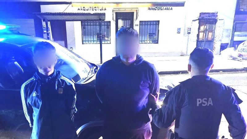 Detuvieron a dos personas con drogas y dinero en efectivo