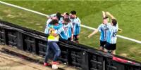 EL TIERNO GESTO de los jugadores con el pibe que habilitó el saque rápido para el gol de Juanfer, que le dio la clasificación a Racing a la final de la Copa Sudamericana.