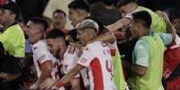 EL FESTEJO de los jugadores de Huracán, por el triunfo y a vuelta a la cima del campeonato.