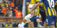 POLÉMICA. Ibarra nunca toca a Bustos; pero el VAR observó falta, y, si así hubiera sido, el árbitro Merlos debió amonestar al jugador de Rosario Central. Una verdadera 