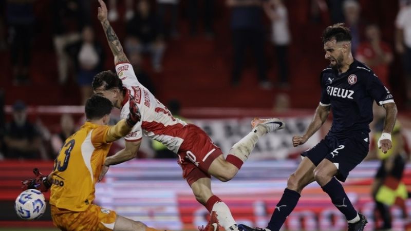 Huracán venció a Independiente y mete presión a Vélez