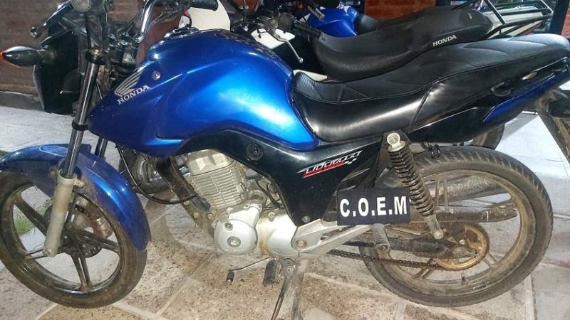 Lo pararon en un control y comprobaron que la moto era robada