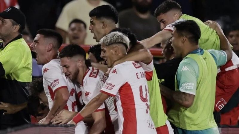 Huracán venció a Independiente y mete presión a Vélez