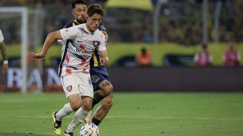 San Lorenzo venció a Central con una “canallada” del VAR