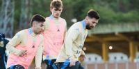 MESSI Y MONTIEL, delante del juvenil Enzo Barrenechea (Valencia), que está viviendo su primera convocatoria.