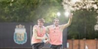 Rodrigo de Paul y Nico Paz celebran su reencuentro en la práctica de la Selección, en Ezeiza.