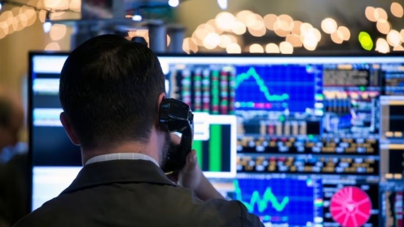 El riesgo país cayó a 800 puntos básicos