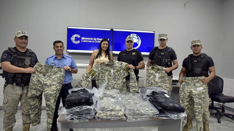 Entregaron uniformes a efectivos de los Grupos Especiales de la Policía