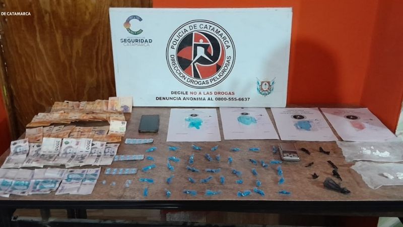 Mujer detenida con droga y medio millón de pesos