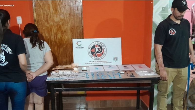 Mujer detenida con droga y medio millón de pesos