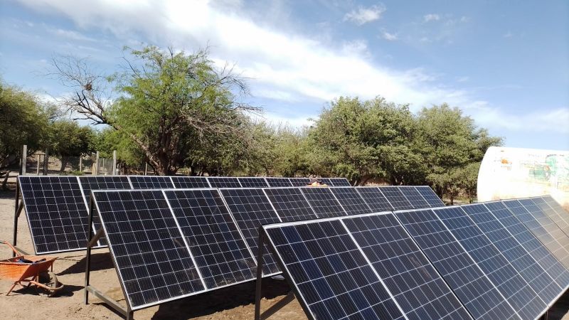Telarito con sistema fotovoltaico para bomba de agua