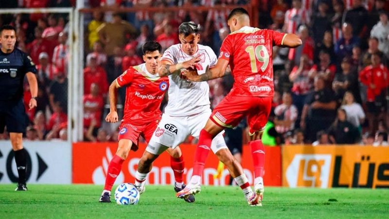 Atlético no dejó que Huracán llegue a la cima