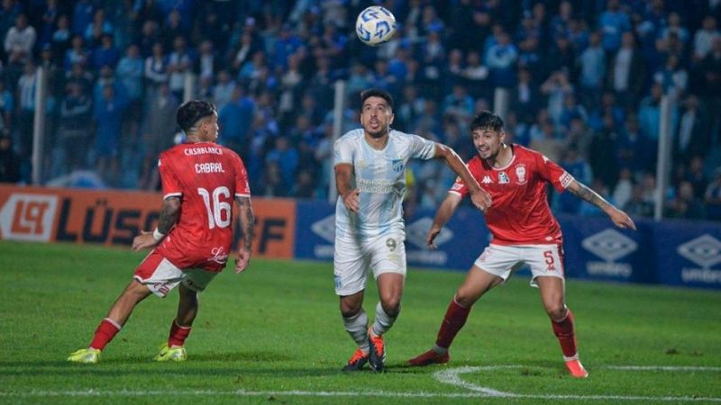 Atlético no dejó que Huracán llegue a la cima