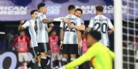 MESSI ABRAZA A LAUTARO MARTÍNEZ que, con un golazo de su sello, le dio el triunfo a la Argentina.