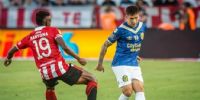 MANO A MANO entre Estudiantes y Rosario Central, jugando en La Plata, el día que hola debutó como DT del 