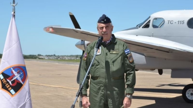 "Afuera" el jefe de la Fuerza Aérea