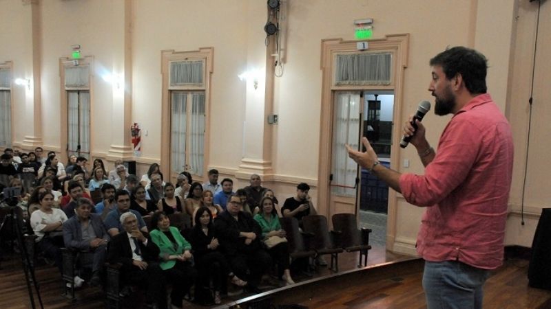 Especialista español en comunicación política brindó conferencia
