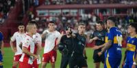 MERLO EN EL CENTRO DE LA ESCENA; cobró penal cuando la pelota seguía en juego, poder de Huracán, y después anuló el penal por decisión del VAR. Impresentable.
