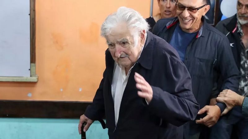 Uruguay elige presidente en ajustado balotaje