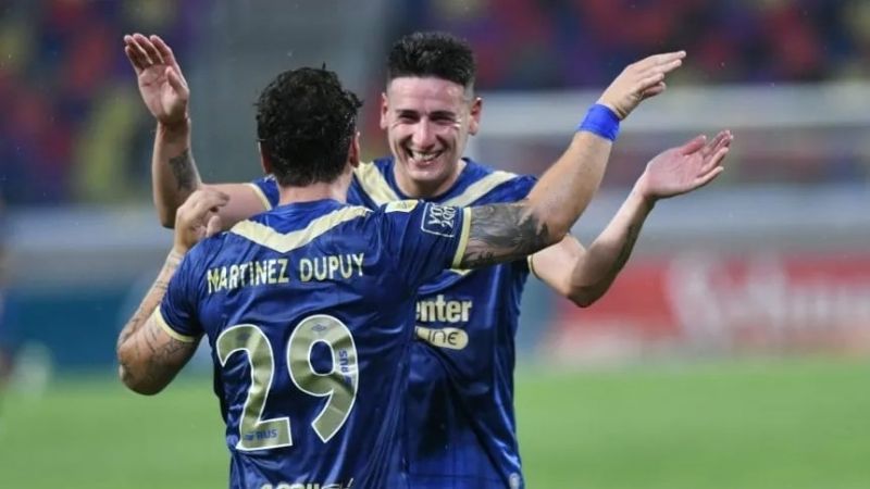 Rosario Central ganó con Holan, en Santiago