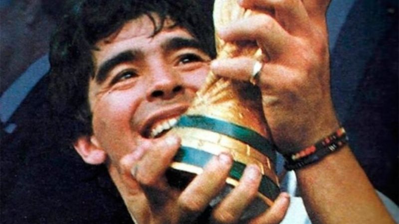 "Eterno": el homenaje de Messi a Maradona