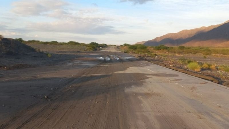 Tránsito complicado en la Ruta 40 por crecida de ríos