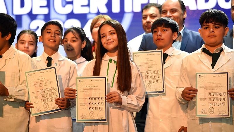 250 alumnos del SEM recibieron sus certificaciones de Inglés