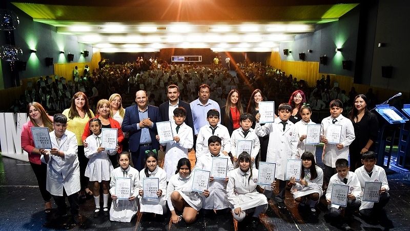 250 alumnos del SEM recibieron sus certificaciones de Inglés