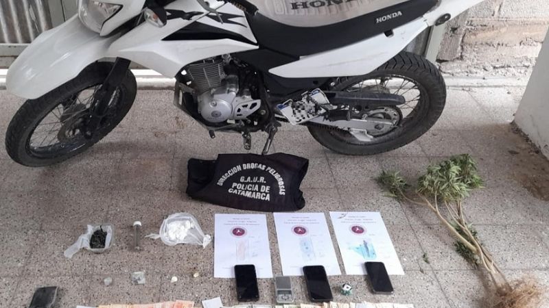 Detienen a cuatro personas y secuestran droga, más de un millón de pesos y dólares