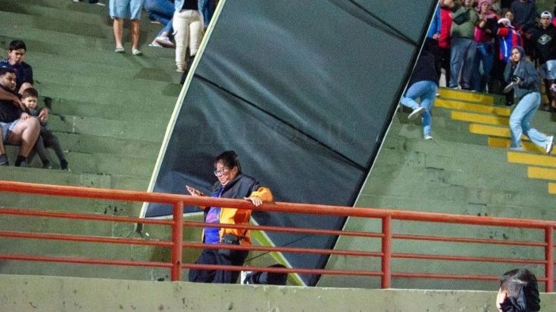 Se desplomó un cartel en el bicentenario y golpeó a espectadores