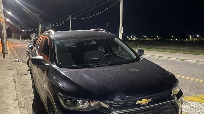 Provocó un accidente, huyó y luego agredió a un policía